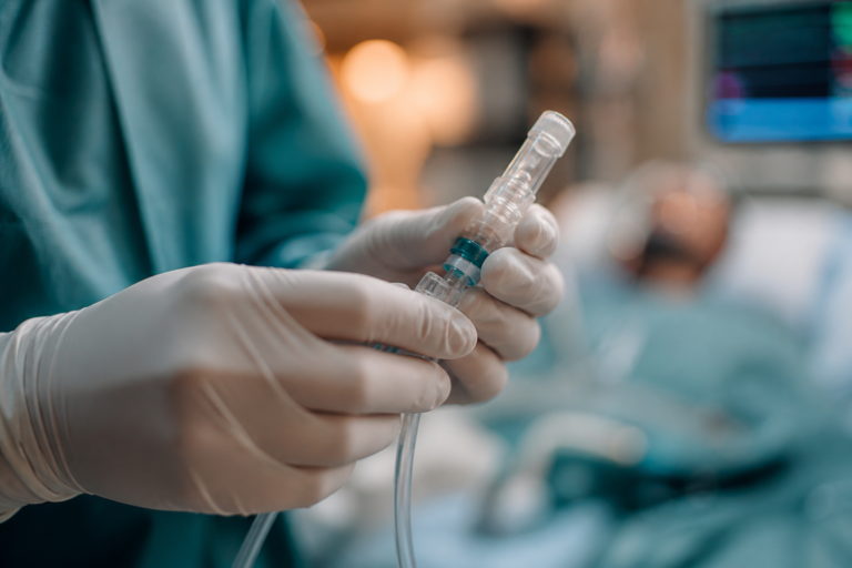 Aposentadoria especial enfermeiro 2026: profissional de saúde com luvas médicas em ambiente hospitalar